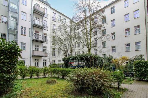 Innenhof und Mülltonnen - 