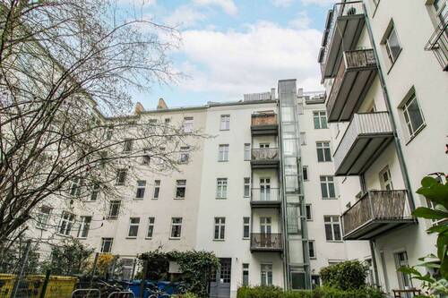 Innenhof und Fahrstuhl - 