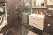 Dusche und Waschbecken - 