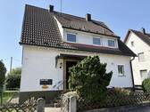Straßenansicht - Frei stehendes 1-Familienhaus in guter Lage - Sanierung oder Neubebauung ? Sie haben die Wahl.