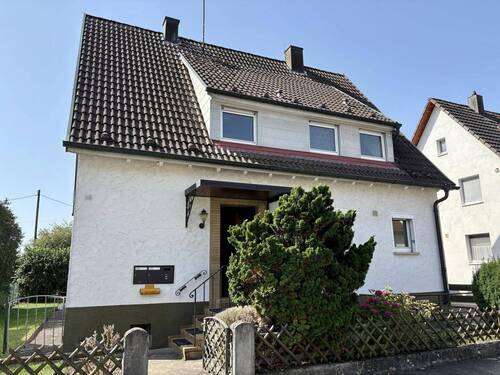 Straßenansicht - Frei stehendes 1-Familienhaus in guter Lage - Sanierung oder Neubebauung ? Sie haben die Wahl.