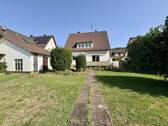 Haus- und Garagenansicht vom Garten - 