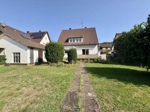 Haus- und Garagenansicht vom Garten - 
