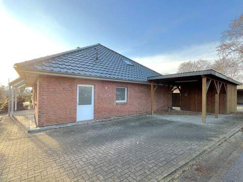 Seitenansicht mit Carport und Abstellraum - 5 Zimmer Doppelhaushälfte zum Kaufen in Hohenwestedt