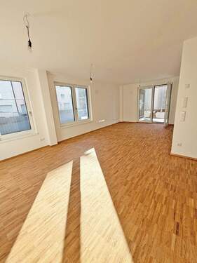 Weitläufiges Wohnzimmer mit Zugang zur Terrasse - 3 Zimmer Etagenwohnung in Markt Schwaben