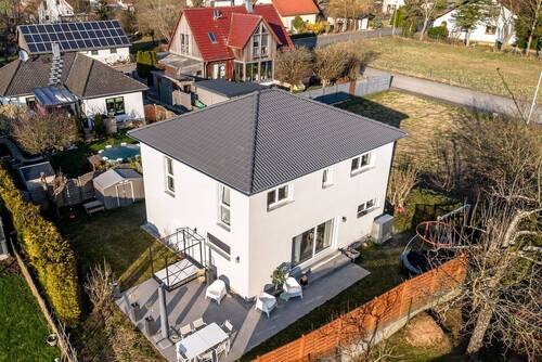 Haus_Ungelstetten_Aussen_04.jpg - Familiendomizil: Moderner Neubau mit A+ Effizienz, maximaler Privatsphäre und sonnigem Gartenidyll auf ca. 143 m² mit 5 Zimmern