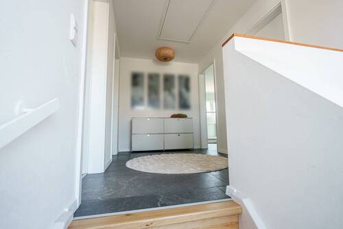 Haus_Ungelstetten_Flur_Bad_OG_01.jpg - 