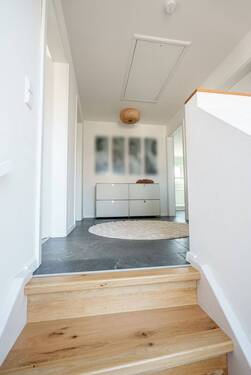 Haus_Ungelstetten_Flur_Bad_OG_02.jpg - 