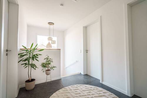 Haus_Ungelstetten_Flur_Bad_OG_03.jpg - 