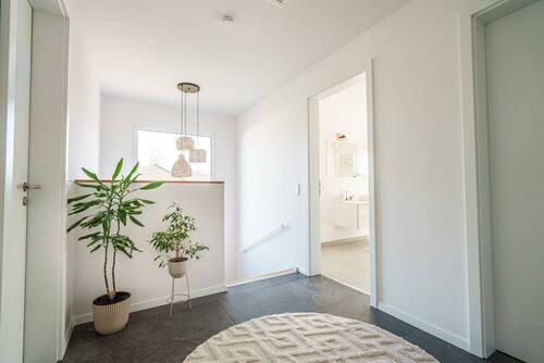 Haus_Ungelstetten_Flur_Bad_OG_04.jpg - 