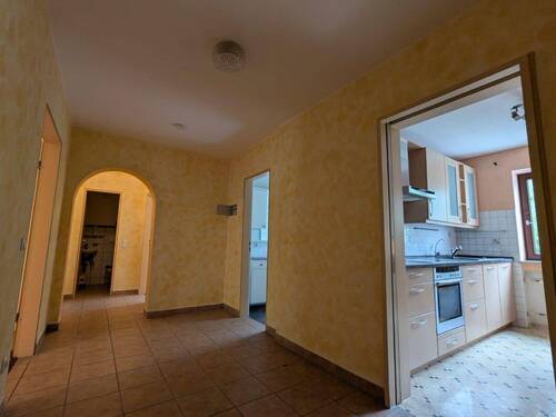 Blick vom Flur in die Küche - Etagenwohnung mit 93,00 m² in Augsburg zum Kaufen