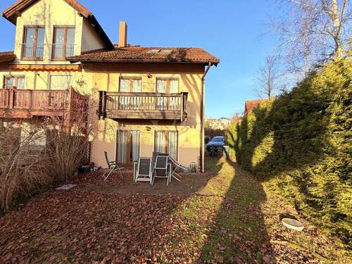Blick vom Garten auf die Terrasse - 5 Zimmer Reihenendhaus in Freital