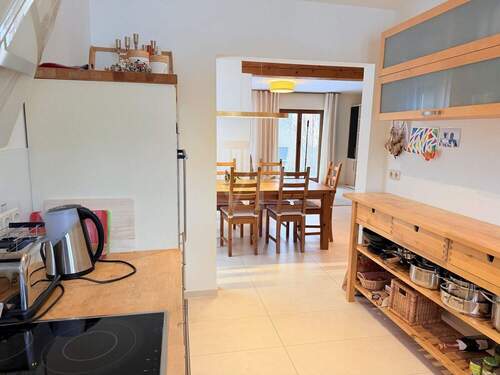 offene Wohnküche mit Blick in den Essbereich - 