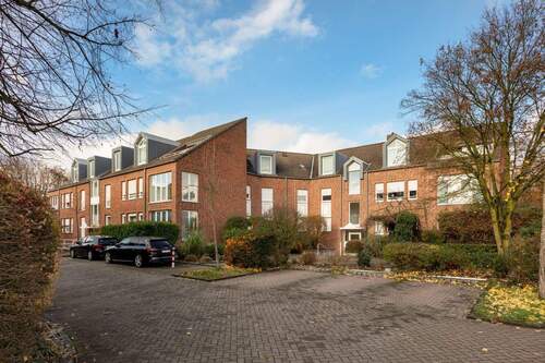 Fassade - Familientraum in Kaiserswerth: 4 Zimmer-Wohnung mit idyllischem Garten