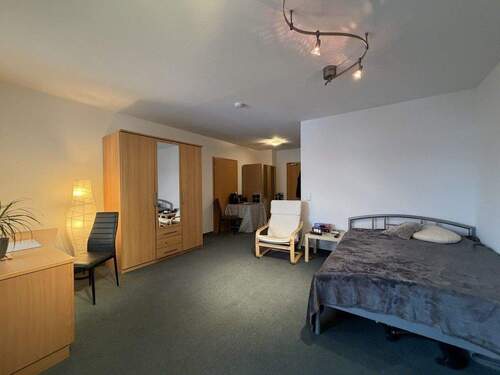 Wohnung mit Blick auf Küche und Eingang - 1 Zimmer Etagenwohnung in Erlangen