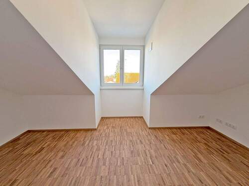 Zimmer 1 mit Dachschrägen - Etagenwohnung mit 120,50 m&sup2; in Markt Schwaben zum Kaufen