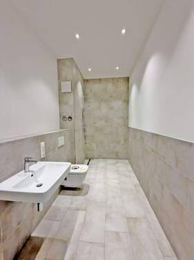 Bad mit bodengleicher Dusche - 