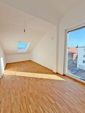 Zimmer 2 mit bodentiefem Fenster - 