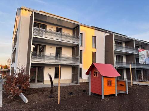 Seitenansicht des Mehrfamilienhauses - 