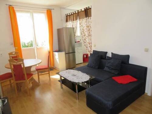 Blick zur Gartenterassentür und Küche - 2 Zimmer Etagenwohnung in Leipzig