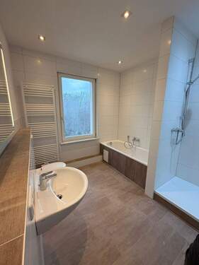 Modernes Badezimmer mit Dusche und Badewanne - Frisch renovierte 3-Zimmer Wohnung in ruhigem Hinterhaus mit traumhaftem Blick auf den Park