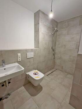 Modernes Bad mit bodengleicher Dusche - Etagenwohnung mit 98,40 m&sup2; in Markt Schwaben zum Kaufen