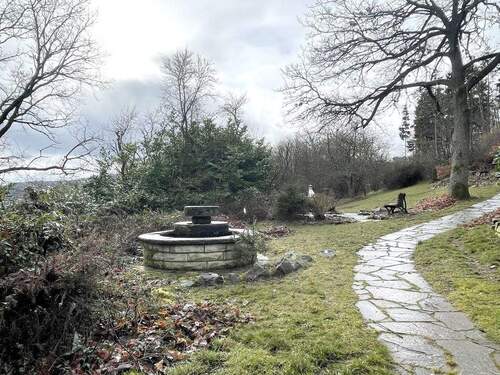 Weg zur Südseite mit Brunnen - Einfamilienhaus mit 95,00 m&sup2; in Simmerath zum Kaufen