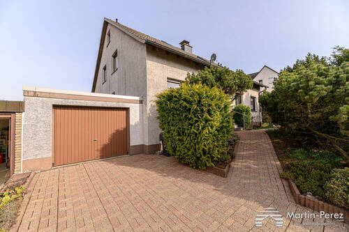 Gebäudeansicht - Gepflegtes Zweifamilienhaus - Terrasse - Loggia - Wintergarten - Garten - Garage -