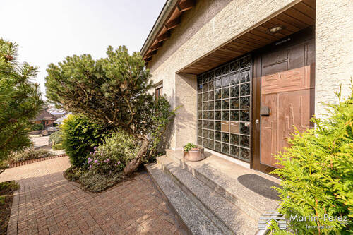 Hauseingang - 7 Zimmer Mehrfamilienhaus, Wohnhaus in Breckerfeld