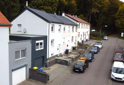 Straßenansicht - 5 Zimmer Reihenmittelhaus in Saarbrücken