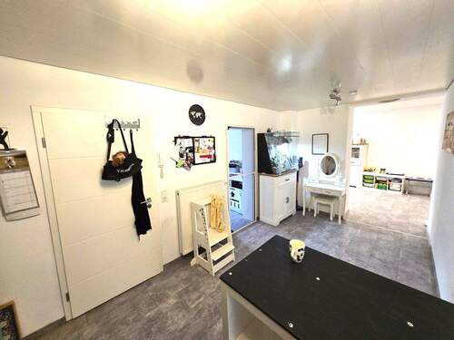 EG: Küche mit Blick zum Wohnzimmer - 