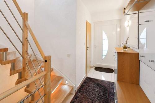 Eingangsdiele mit der modernen Geschosstreppe - 