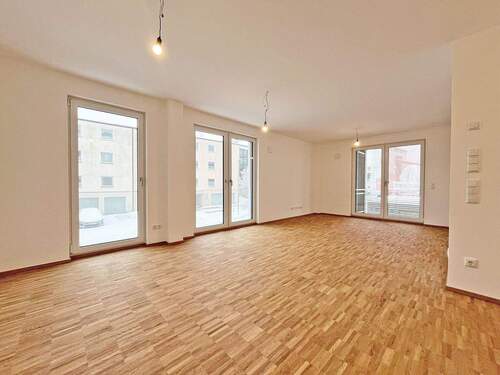 Helles Wohnzimmer mit Balkonzugang - 3 Zimmer Etagenwohnung zum Kaufen in Markt Schwaben