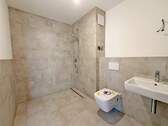 Modernes Bad mit bodengleicher Dusche - Etagenwohnung mit 83,90 m&sup2; in Markt Schwaben zum Kaufen