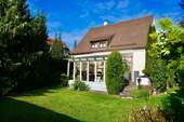 Hausansicht - Charmantes Einfamilienhaus auf großem, uneinsehbarem sonnigen Grundstück