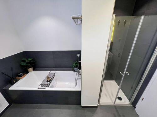 Badewanne und Dusche - 