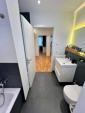 Badezimmer Blick zur Tür - 