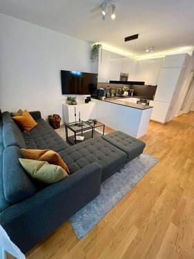 Wohnzimmer mit Blick zur Küche - 3 Zimmer Etagenwohnung zum Kaufen in Frankfurt