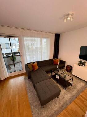 Wohnzimmer Blick zum Balkon - 3 Zimmer Etagenwohnung in Frankfurt