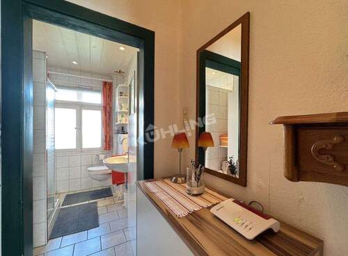 Garderobenbereich mit Zugang zum Bad - 