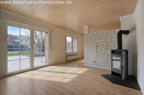 Wohnbereich mit Kamin - 5 Zimmer Einfamilienhaus zum Kaufen in Erftstadt