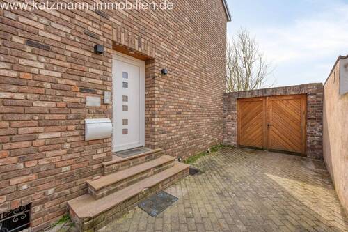 Hauseingangstür - Einfamilienhaus mit 120,30 m&sup2; in Erftstadt zum Kaufen