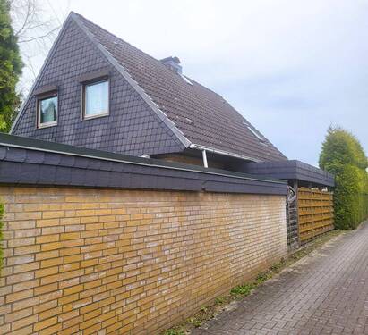 Ansicht - ZWANGSVERSTEIGERUNG: EFH mit Doppelgarage in Norderstedt