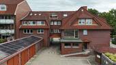 Rückseite Wohnhaus mit Garagen und Stellplätzen - Mehrfamilienhaus, Wohnhaus zum Kaufen in Buchholz