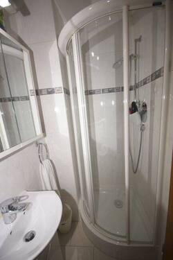 Bad mit Duschkabine im Soutarrain - 