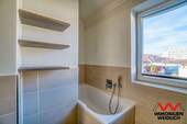 Bad mit Wanne und Fenster - 