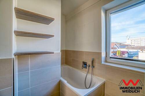 Bad mit Wanne und Fenster - 