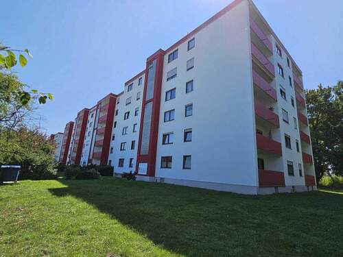 Außenansicht - +++ Große 3-Zi-Whg. im 1. OG mit Loggia und kleinem Wintergarten +++