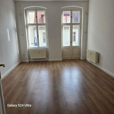 Wohnzimmer-Balkon.jpeg - 2 Zimmer Etagenwohnung zur Miete in Frankfurt (Oder)