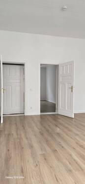 Wohnzimmer mit Blick ins Schlafzimmer - 2 Zimmer Etagenwohnung in Frankfurt (Oder)